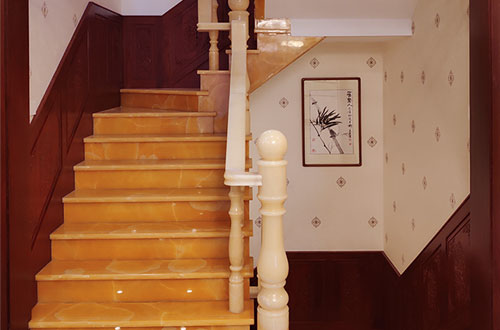 湘桥中式别墅室内汉白玉石楼梯的定制安装装饰效果